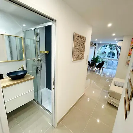 Grand En Centre Et A 50 Metres Du Port, Climatise Apartment *