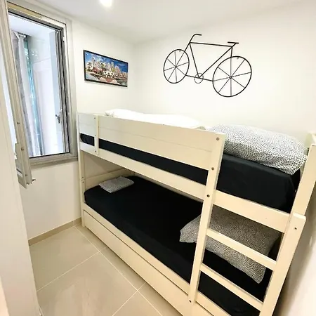 Grand En Centre Et A 50 Metres Du Port, Climatise Apartment *